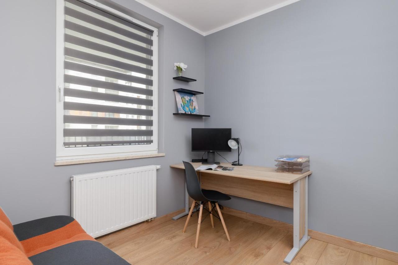 Osiedle Avia Family Apartment In Krakow With Balcony By Noclegi Renters Exterior foto